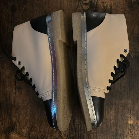 Chanel Calfskin Leather CC
Cap Toe High Top Sneakers Size 39.5 / Pristine - Picture 6 of 11